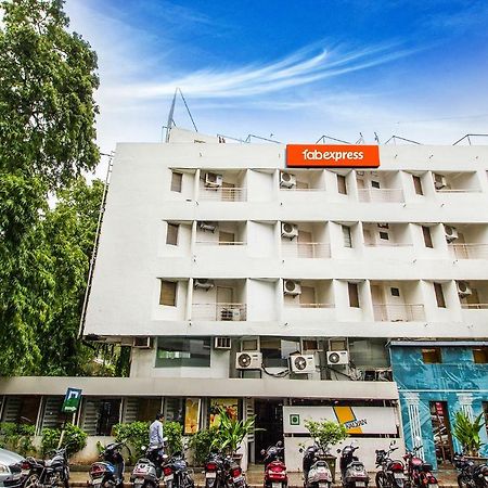 Fabexpress Kalyan - Nr Dairy Dan Circle Ξενοδοχείο Βαντοντάρα Εξωτερικό φωτογραφία